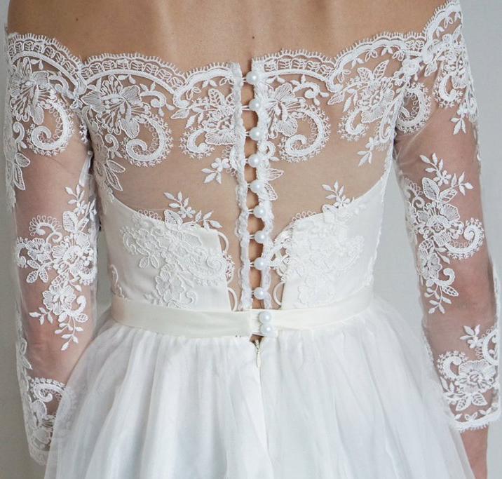 A-Line Lace Scoop 3/4 Sleeve Appliques Tulle Floor-Length White Button Wedding Dresses JS176