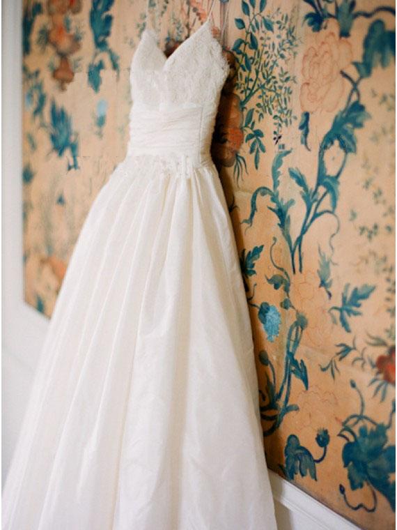 Charming A-Line Spaghetti Straps Ivory V-Neck Lace Sleeveless Wedding Dresses UK JS377